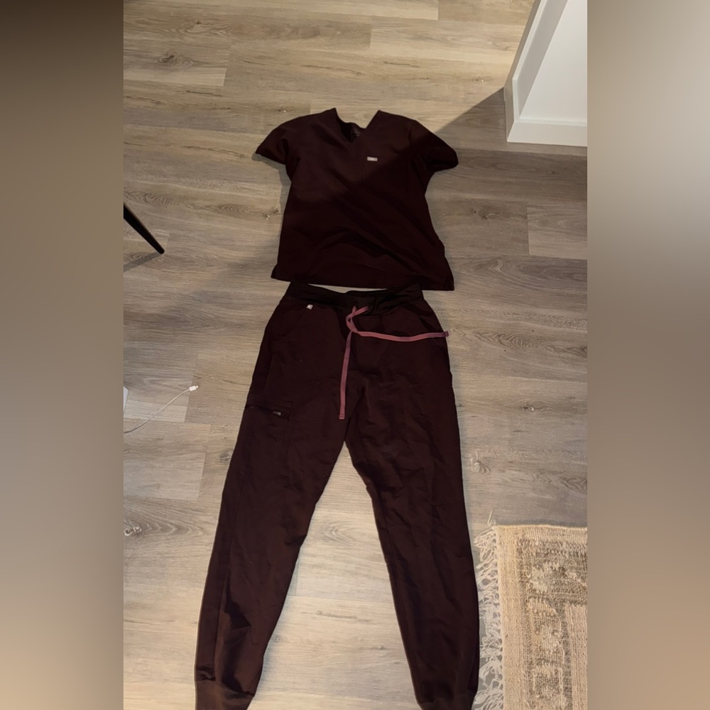 Figs Zamora Jogger and Catarina One pocket top